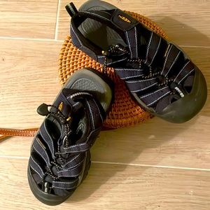 Size 6 1/2 Keen Sandles